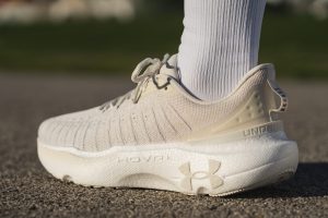 sepatu-lari-under-armour-mens-infinite-putih-untuk-performa-optimal