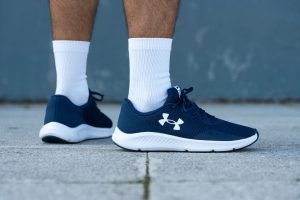 sepatu-running-under-armour-charged-pursuit-3-pria-desain-dan-performa
