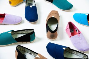 sepatu-wakai-core-solid-black-desain-sederhana-dan-nyaman